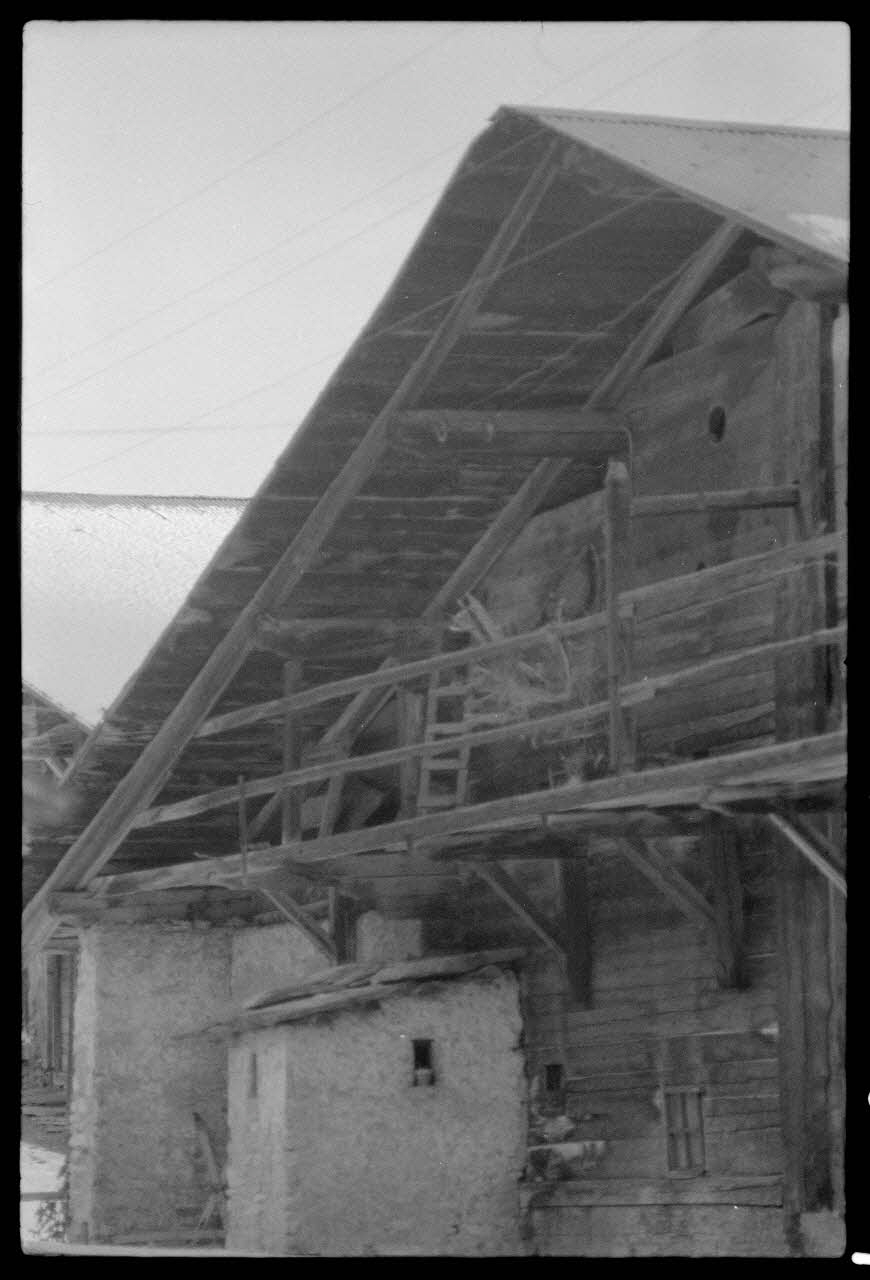 Gérard Turpin photographie Vue en détails d'une charpente Rhône-Alpes, France 1973/1/1 Ph.1974.67.1 Photo