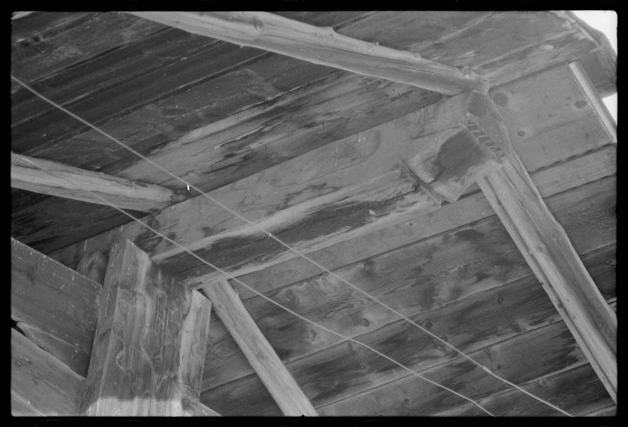 Gérard Turpin photographie Vue en détails d'une charpente Rhône-Alpes, France 1973/1/1 Ph.1974.67.5 Photo