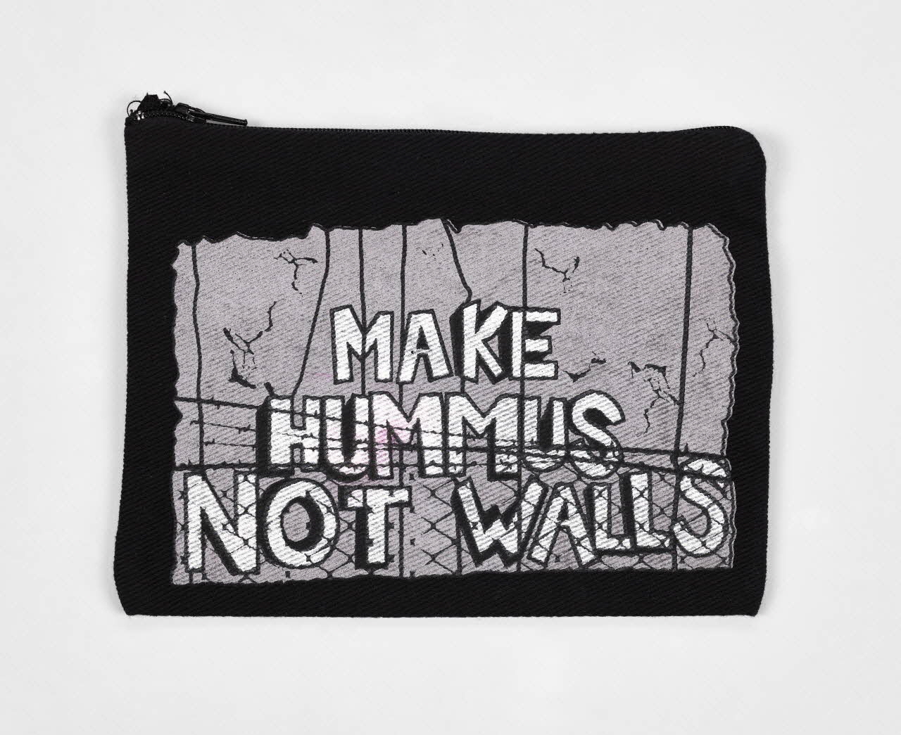 Akram Al-Waraa ; Benji Boyadgian TROUSSE Trousse avec la mention "Make Hummus not walls" d'après le dessin de Benji Boyadjian Palestine 2020-2022 2023.40.10 Photo Mucem / Marianne Kuhn