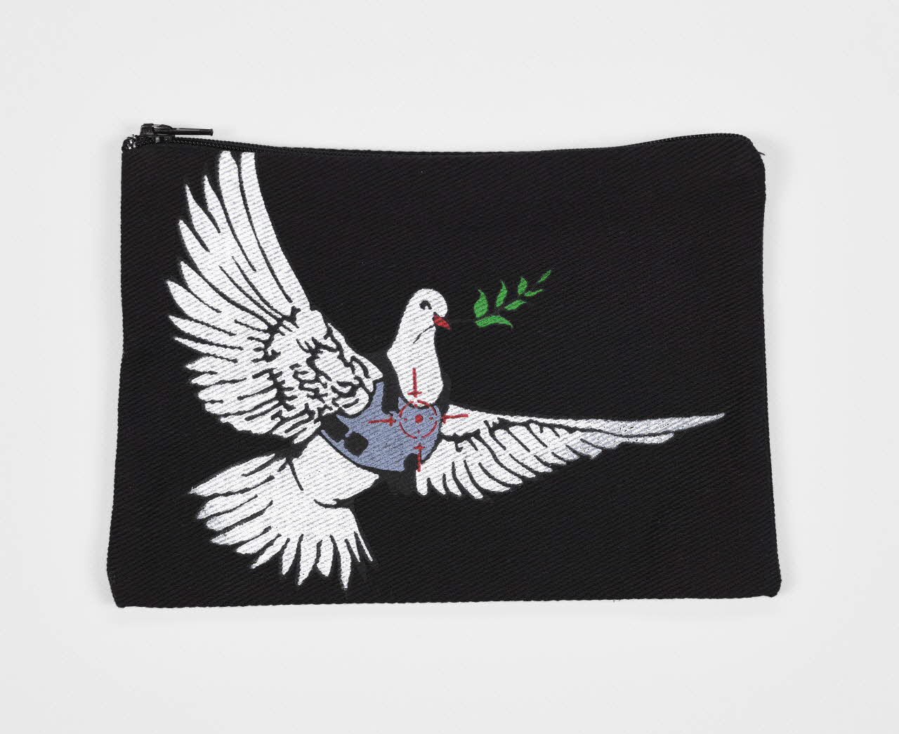 TROUSSE Trousse avec l'image de l'oiseau de Banksy 2023.40.8 Photo Mucem / Marianne Kuhn