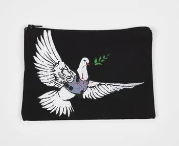 TROUSSE Trousse avec l'image de l'oiseau de Banksy 2023.40.8 Photo Mucem / Marianne Kuhn
