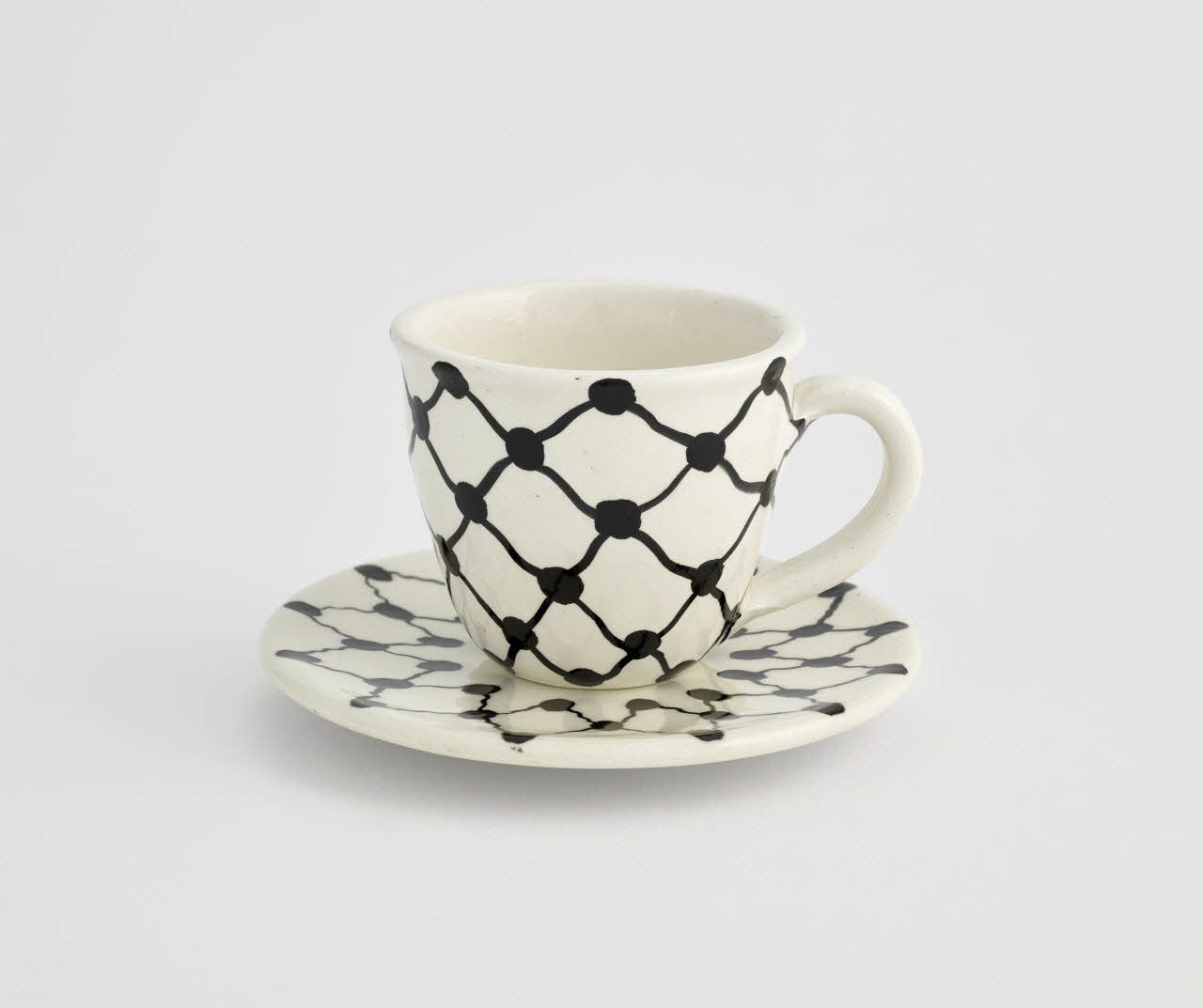 tasse tasse à café et sa soucoupe à motif de keffieh noir 2023.41.21.1-2 Photo Mucem / Marianne Kuhn