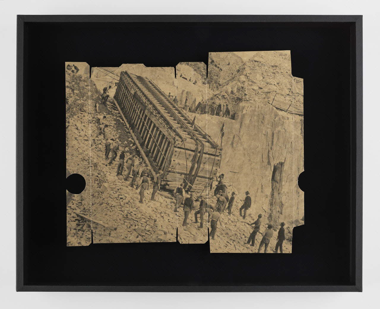 Hélène Bellenger ; Ilario Bessi tirage photographique Sans titre (Obelisco Mussolini) Massa-Carrara, Italie 2023 2023.43.6 Photo Mucem / Marianne Kuhn