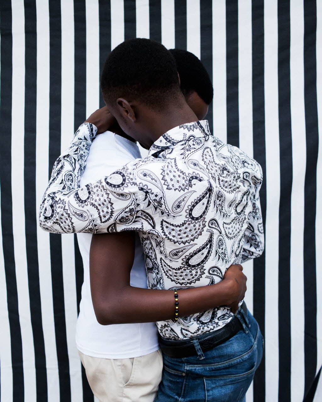 Régis Samba-Kounzi photographie Deux jeunes gens enlacés Bujumbura Mairie, Burundi 2018 2023.16.7 Photo Régis Samba-Kounzi
