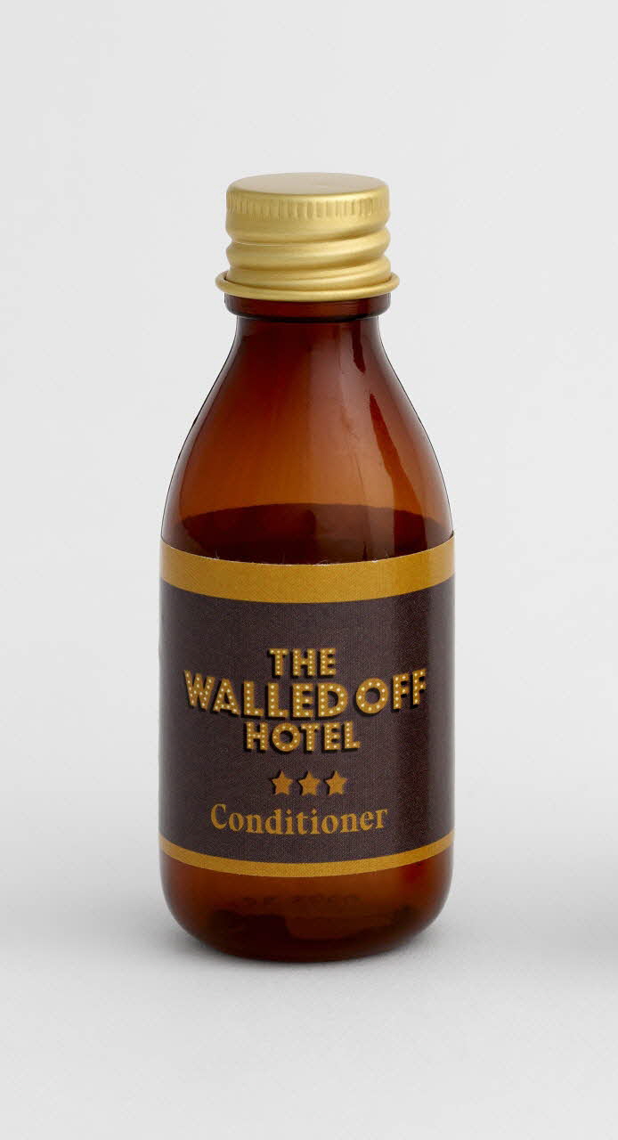 flacon de toilette The Walled Off Hotel *** Conditioner 2023.38.1.1 Photo Mucem / Marianne Kuhn