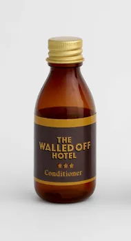 flacon de toilette The Walled Off Hotel *** Conditioner 2023.38.1.1 Photo Mucem / Marianne Kuhn