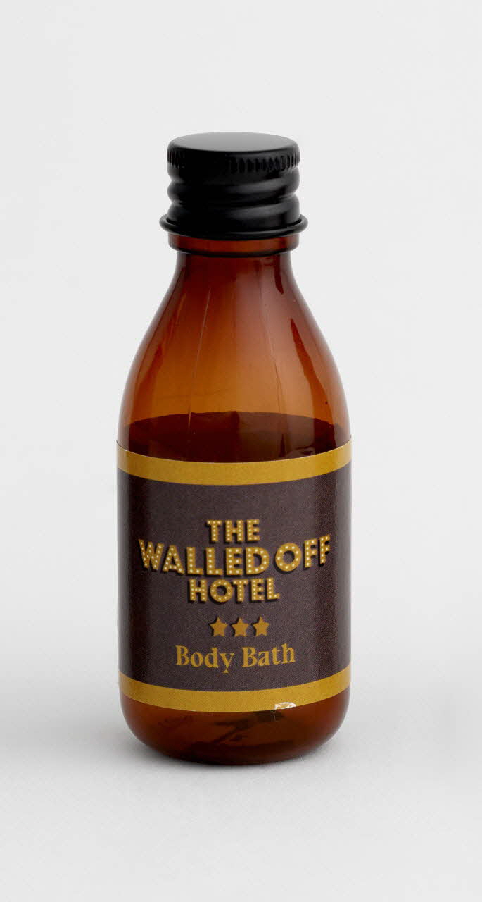 flacon de toilette The Walled Off Hotel *** Body Bath 2023.38.1.2 Photo Mucem / Marianne Kuhn