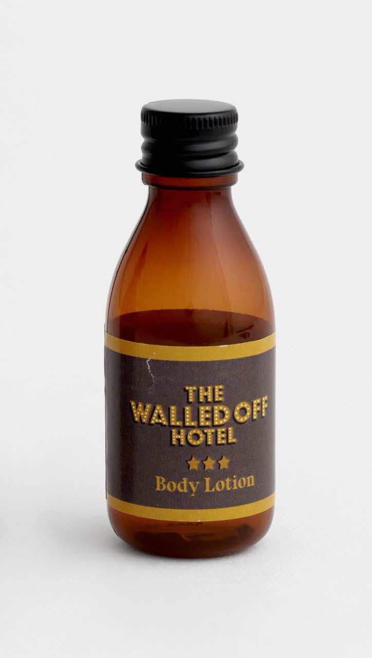 flacon de toilette The Walled Off Hotel *** Body Lotion 2023.38.1.3 Photo Mucem / Marianne Kuhn