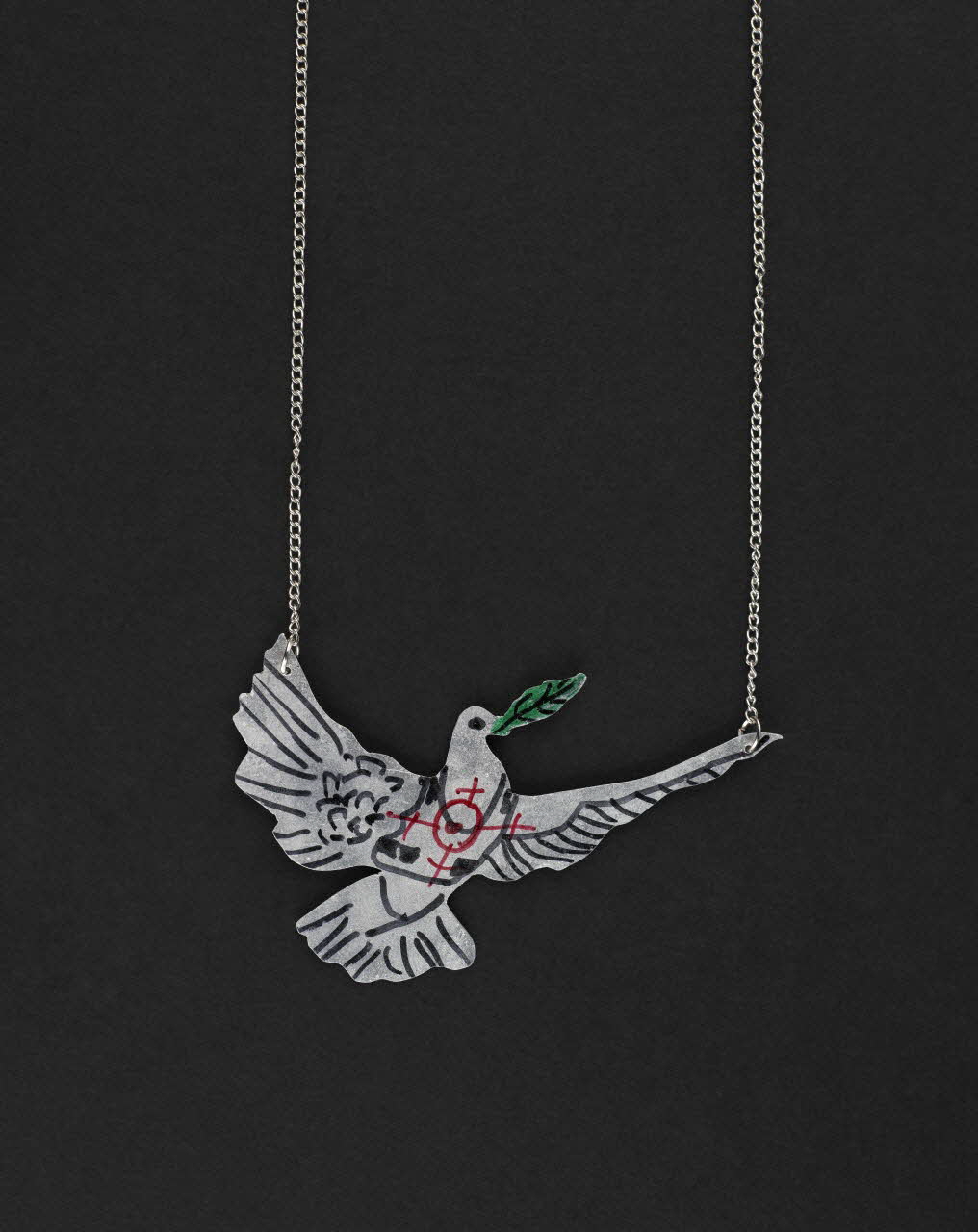 chaîne Chaîne avec pendentif représentant l'oiseau de Banksy 2023.40.4 Photo Mucem / Marianne Kuhn