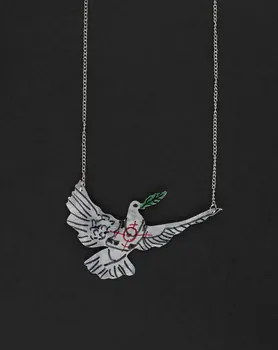 chaîne Chaîne avec pendentif représentant l'oiseau de Banksy 2023.40.4 Photo Mucem / Marianne Kuhn