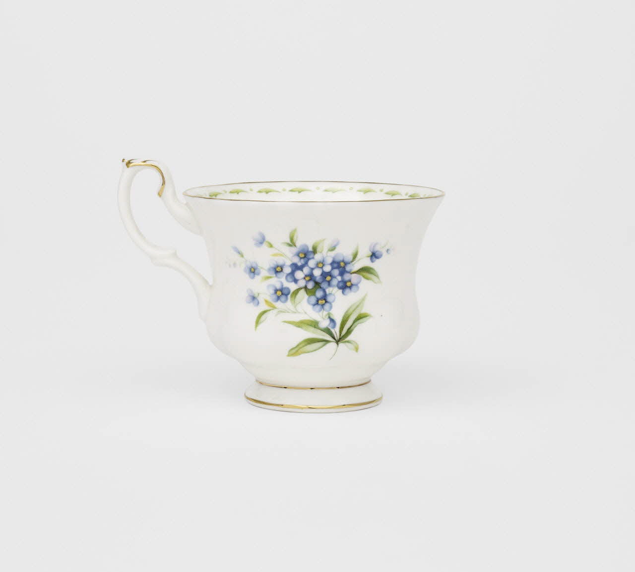 Royal Albert tasse July Royaume-Uni 1970 2023.46.1.7.1-2 Photo Mucem / Marianne Kuhn