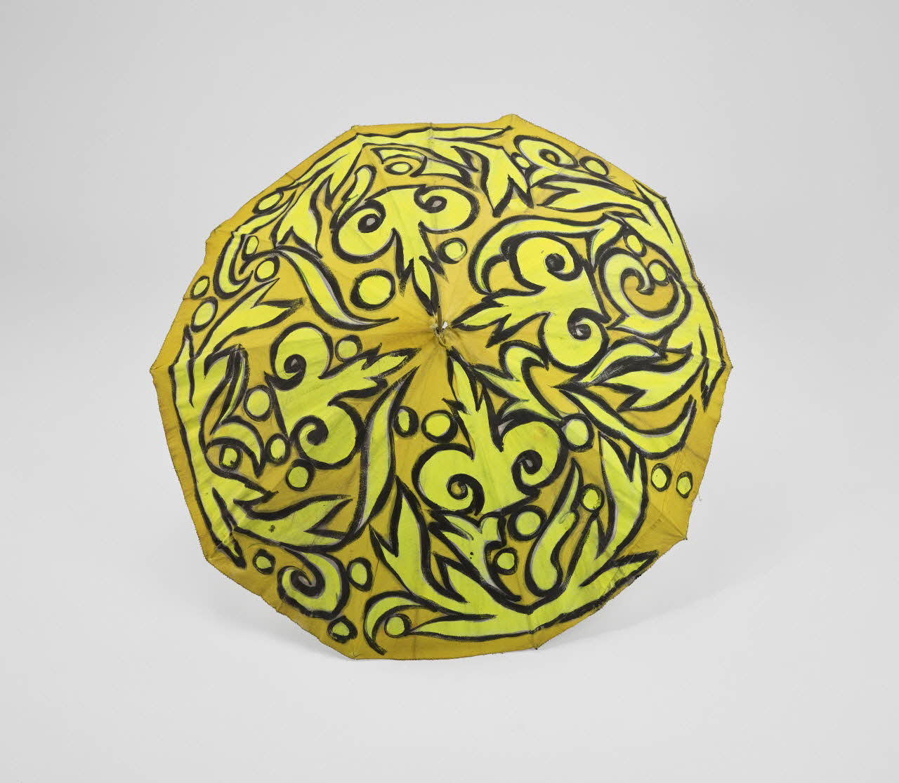 Jean-Louis Conte ombrelle Ombrelle jaune de Yanco France 1955-1985 2024.3.2 Photo Mucem / Marianne Kuhn