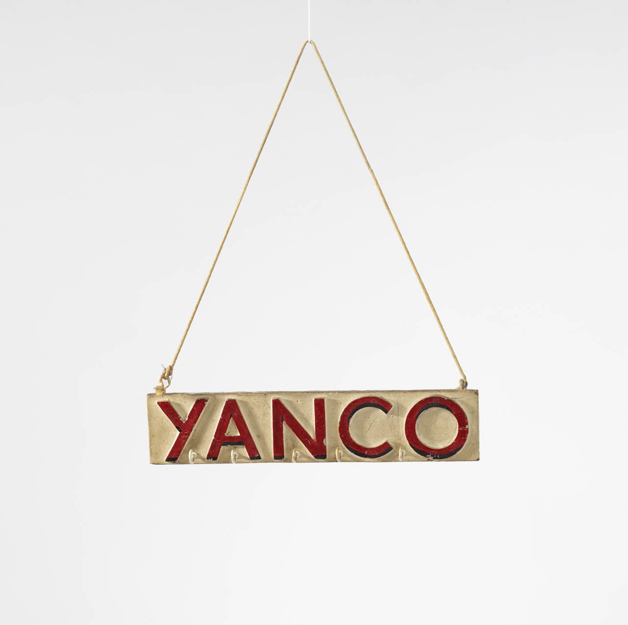 Jean-Louis Conte enseigne Enseigne Yanco, porte accessoires France 1955-1985 2024.3.4 Photo Mucem / Marianne Kuhn