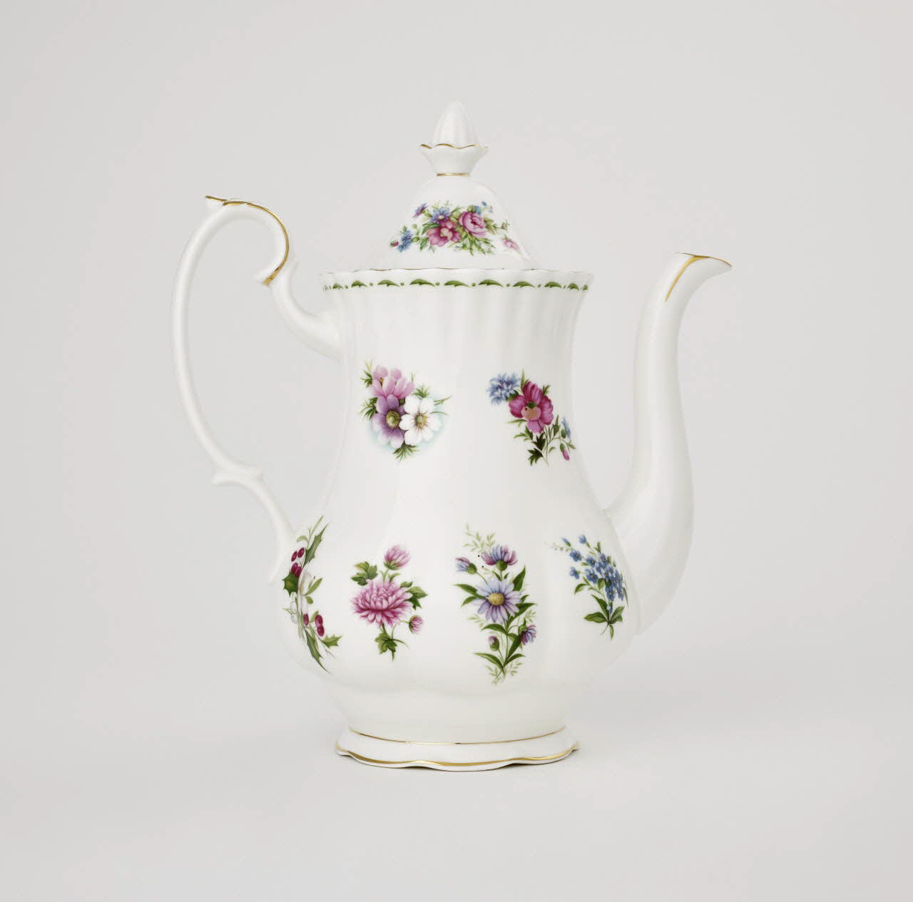 Royal Albert théière Flowers of the Month Royaume-Uni 1984 2023.46.1.13.1-2 Photo Mucem / Marianne Kuhn