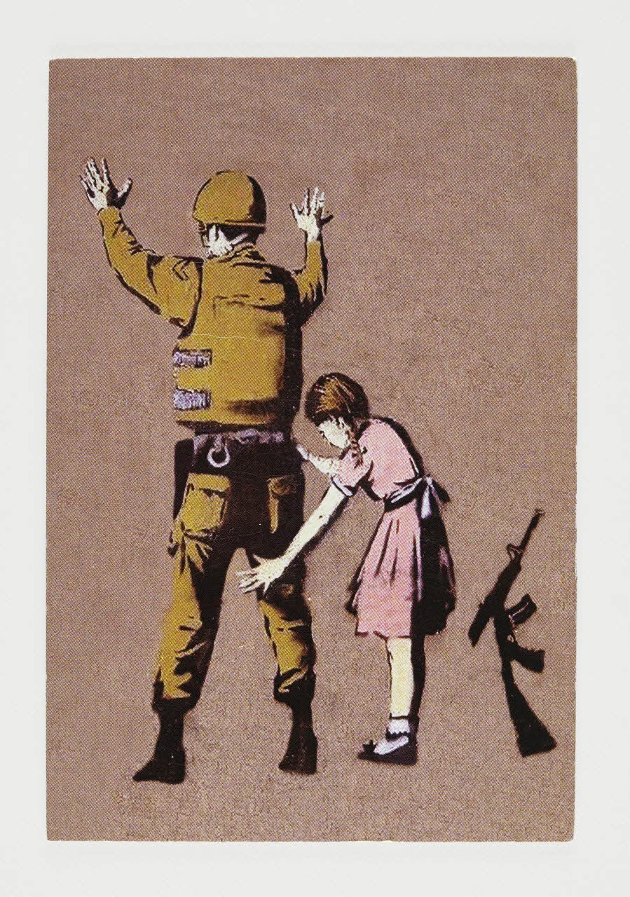 magnet Fillette fouillant un militaire -de Banksy 2023.41.10 Photo Mucem / Marianne Kuhn