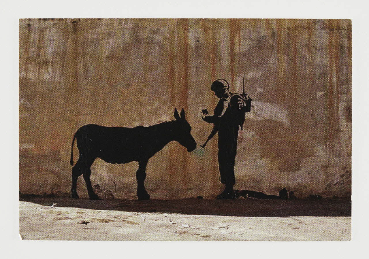 magnet Militaire vérifiant les papiers d'identité d'un âne - de Banksy 2023.41.11 Photo Mucem / Marianne Kuhn