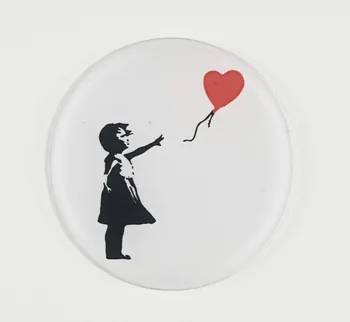 dessous de verre Petite fille lançant un ballon en forme de coeur de Banksy 2023.41.4 Photo Mucem / Marianne Kuhn