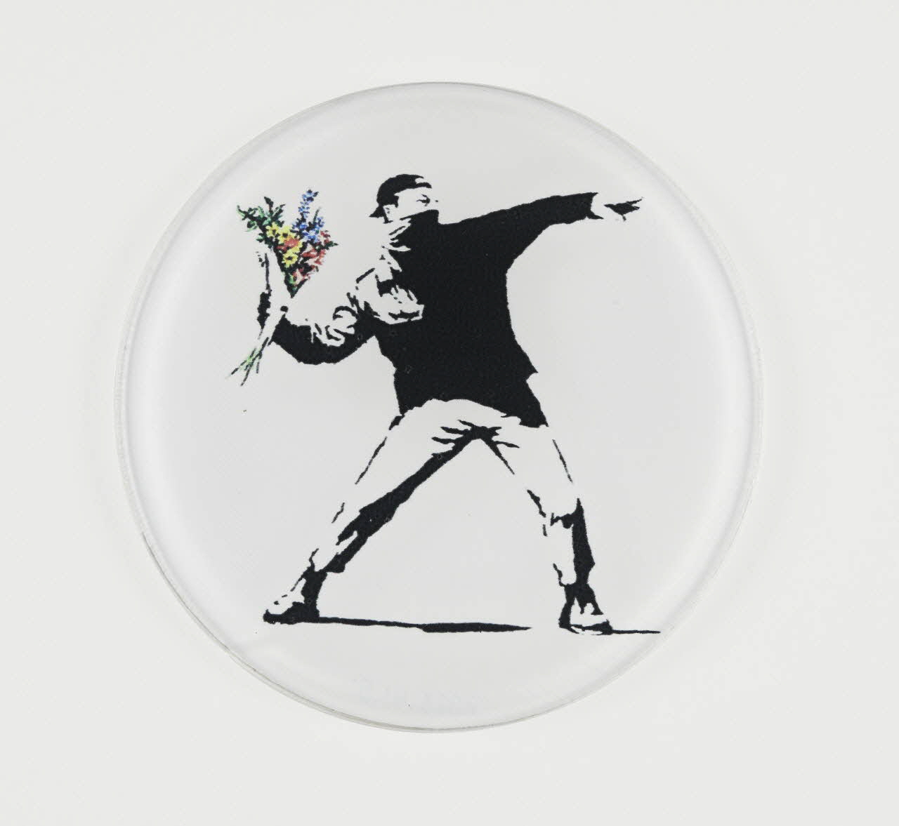 dessous de verre Manifestant jetant un bouquet de fleurs de Banksy 2023.41.5 Photo Mucem / Marianne Kuhn