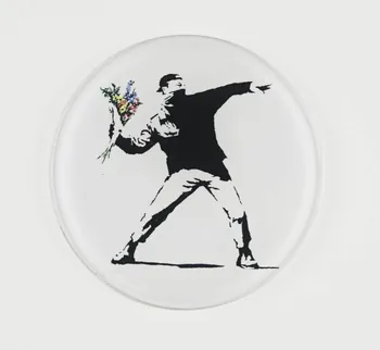 dessous de verre Manifestant jetant un bouquet de fleurs de Banksy 2023.41.5 Photo Mucem / Marianne Kuhn