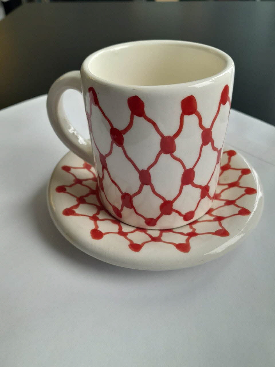 tasse tasse à café et sa soucoupe à motif de keffieh rouge 2023.41.20.1-2 Photo Mucem