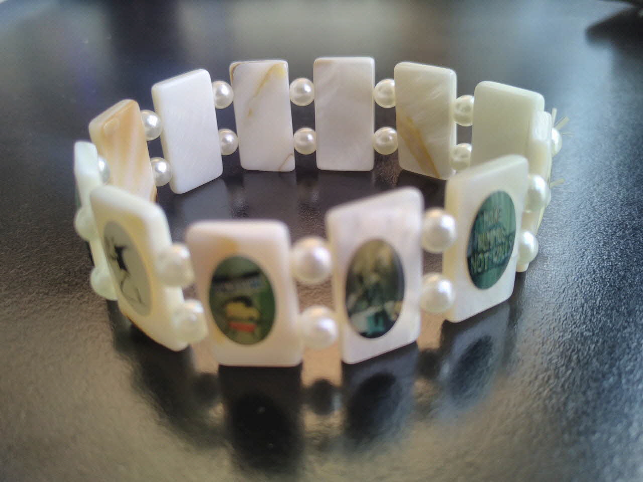 Banksy ; Inconnu bracelet Bracelet avec les images de Banksy en Palestine Palestine 2020-2022 2023.41.27 Photo Mucem