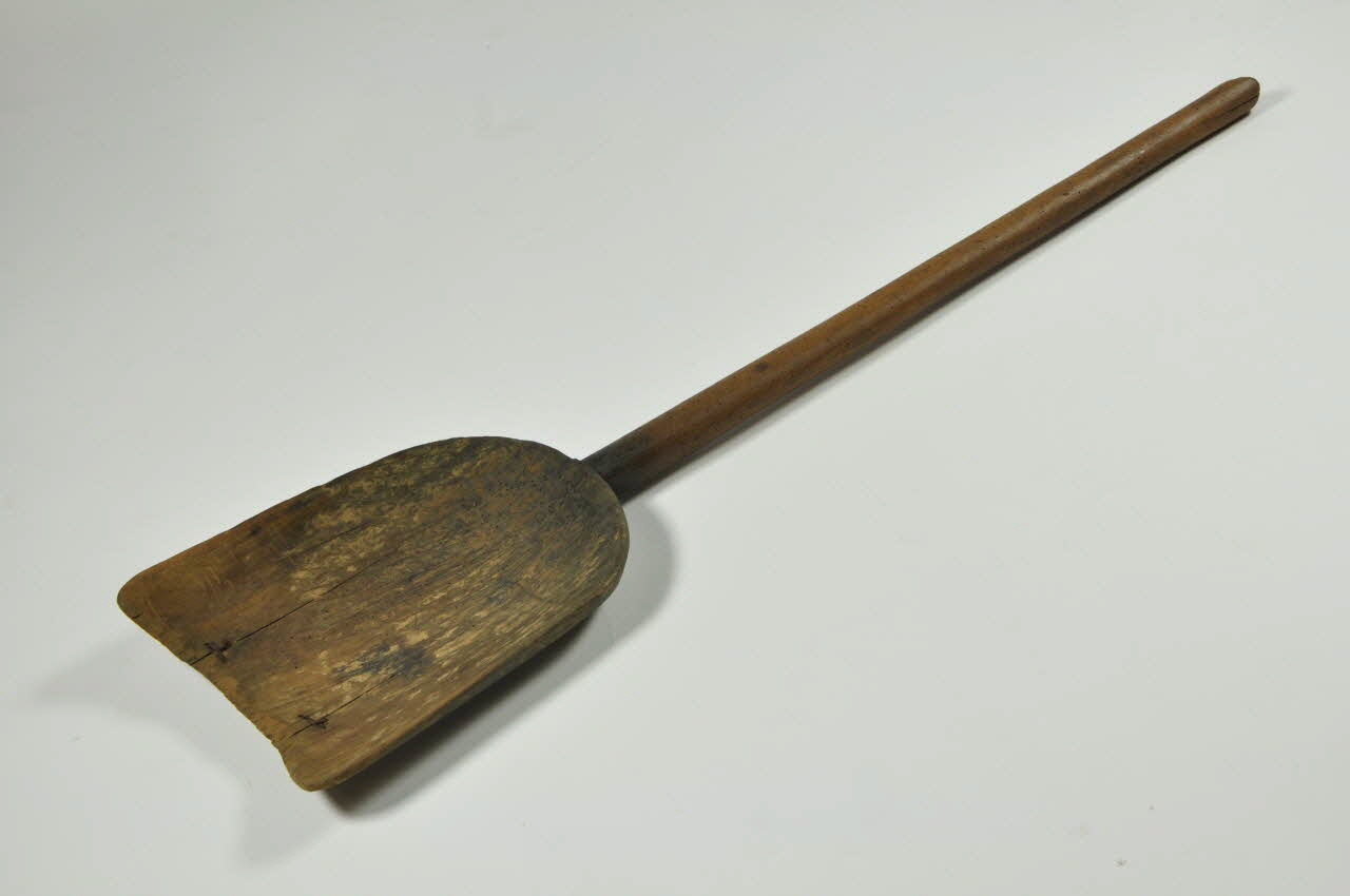 PELLE A GRAINS 1982.43.25 Photo