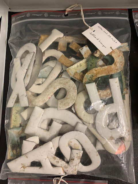 LETTRES D'ENSEIGNE 1970.103.39.1-61 Photo Mucem