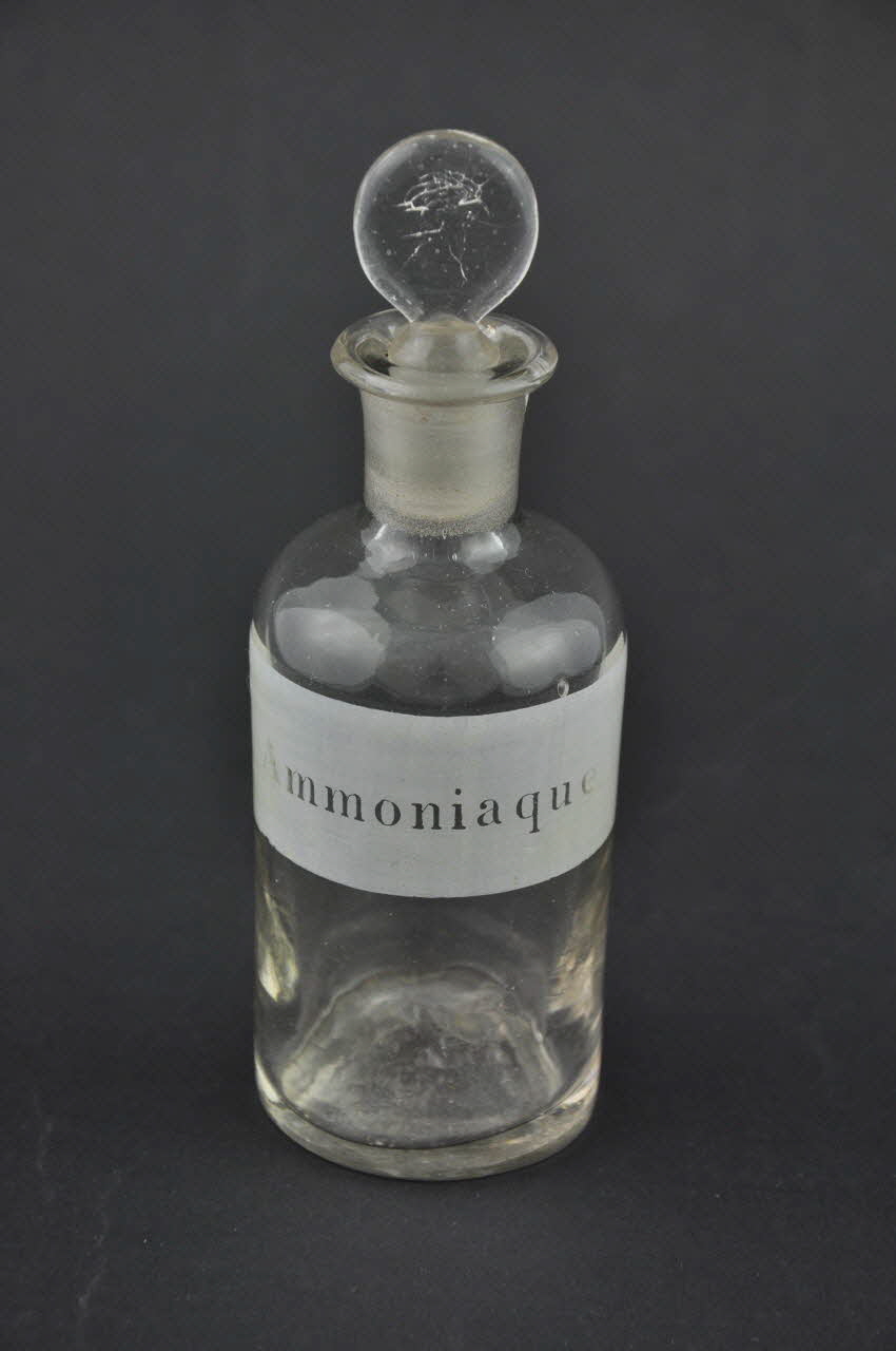 FLACON A PHARMACIE Ammoniaque 2000.68.746.10.1-2 Photo Mucem