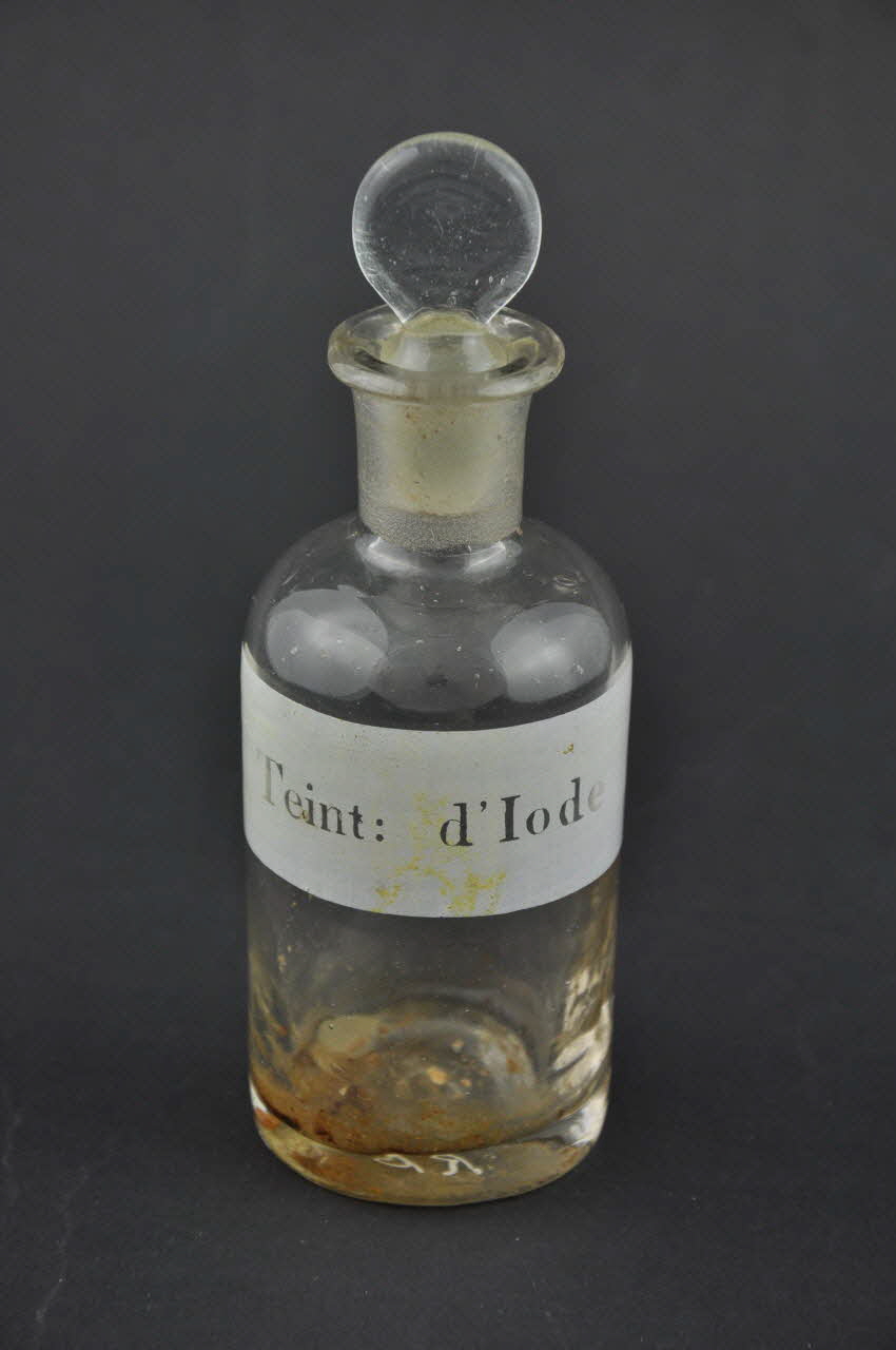 FLACON A PHARMACIE Teint : d'Iode 2000.68.746.12.1-2 Photo Mucem