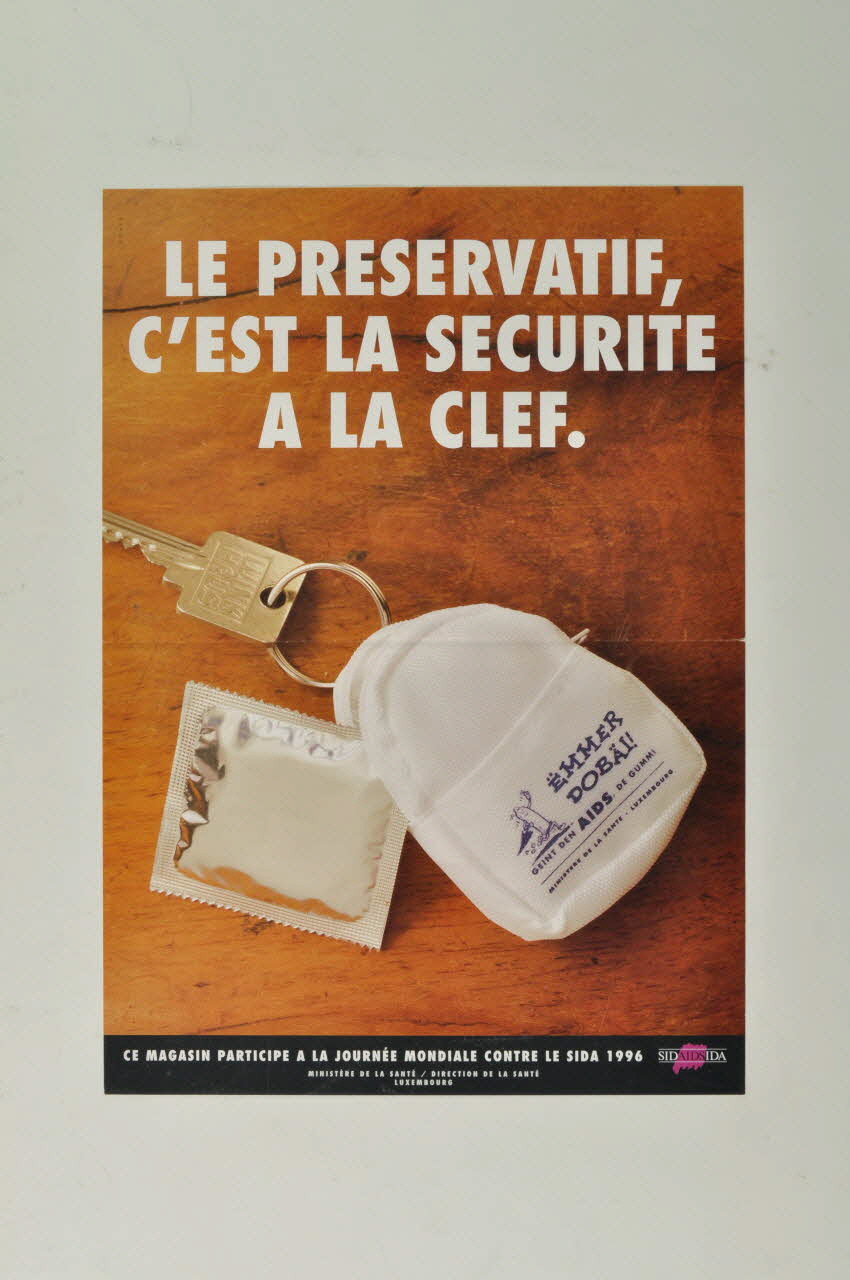 Luxembourg Ministère de la Santé, Sida Aids affiche "Le préservatif, c'est la sécurité à la clef. / Ce magasin participe à la journée mondiale contre le sida 1996" Luxembourg 1996 2005.10.15 Photo Mucem