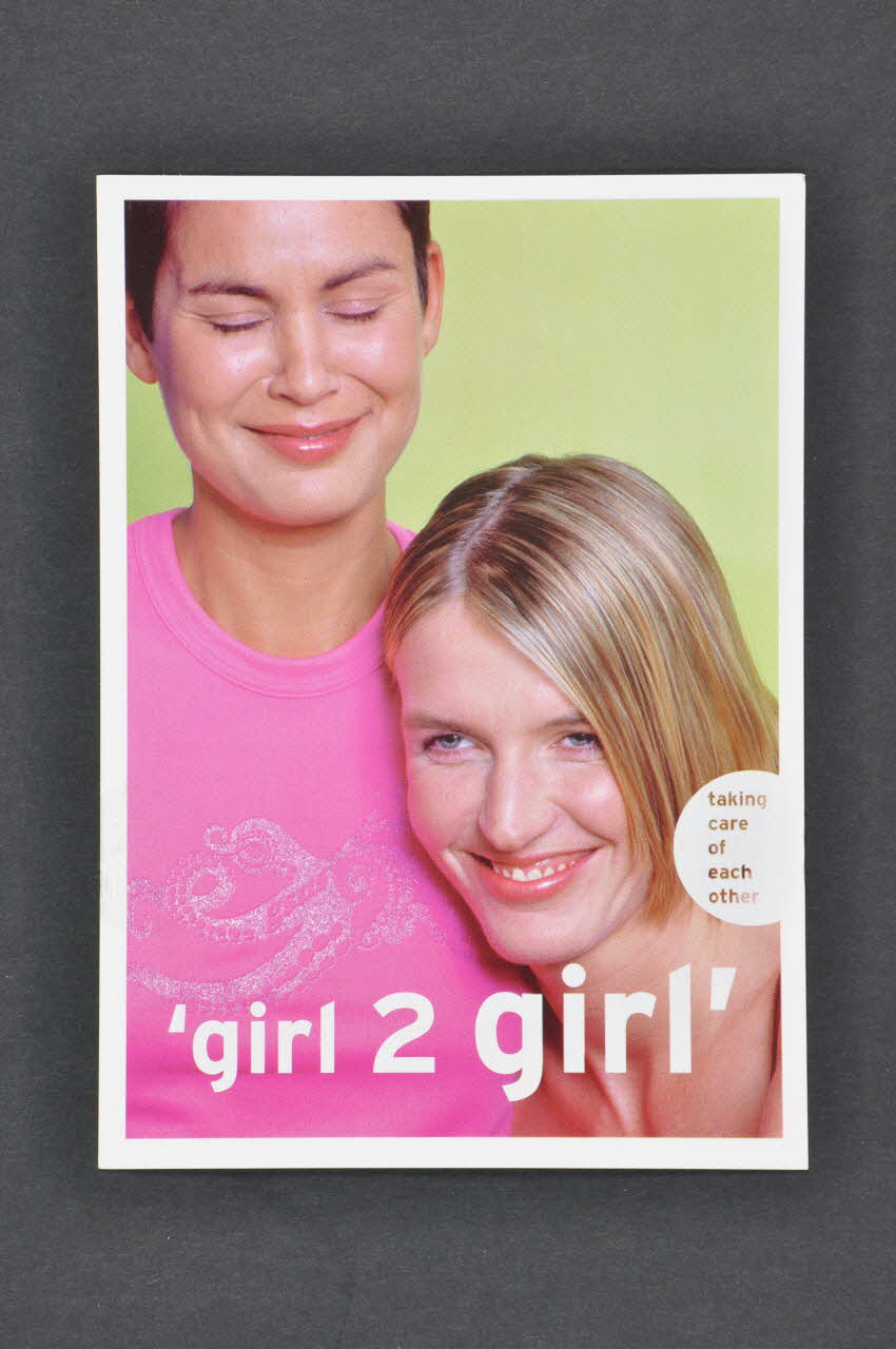 SAD Schorer Stichting carte postale "Taking care of each other / Girl 2 girl" Pays-Bas 2004 2005.100.16 Photo Mucem