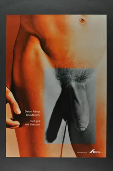 Deutsche Aids-Hilfe affiche "Daran hängt ein Mensch. Geh gut mit ihm um !"  (Derrière cette image, il y a un être humain, fais-en bon usage) Allemagne 2004 2004.117.15 Photo Mucem