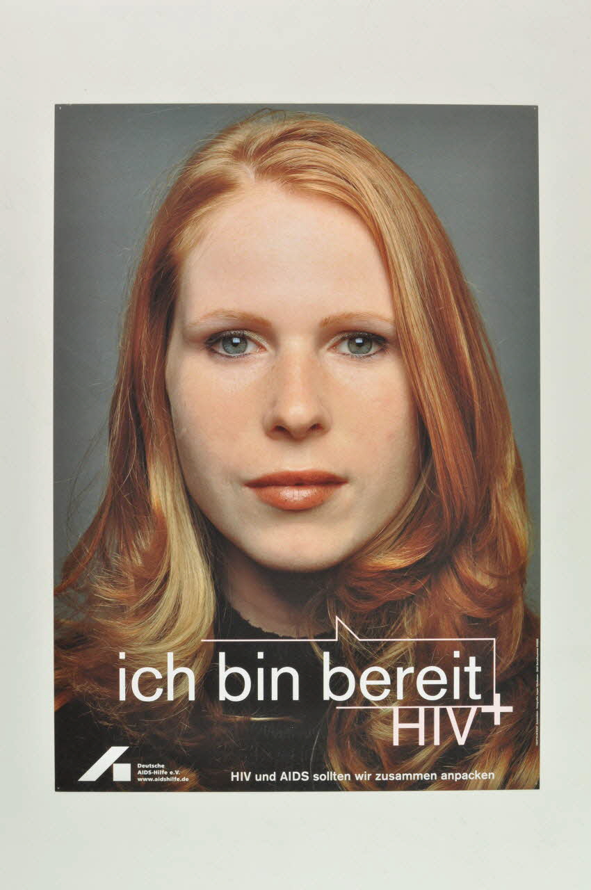 Deutsche Aids-Hilfe affiche "Ich bin bereit /  HIV +" (Je suis prête). "HIV und AIDS solten wir zusammen anpacken" (le VIH et le sida devraient se prendre en main de tous) Allemagne 2004 2004.117.4 Photo Mucem