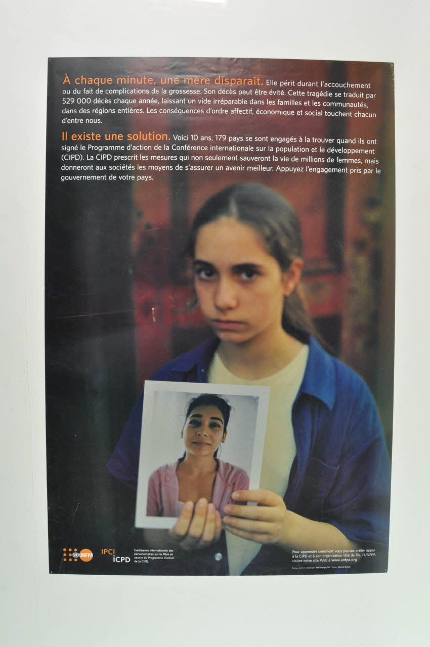 UNFPA / Journée Mondiale De La Population affiche "A chaque minute une mère disparaît durant l'accouchement ou du fait de complications de la grossesse.... Il existe une solution..." Belgique 2004 2004.118.1 Photo Mucem