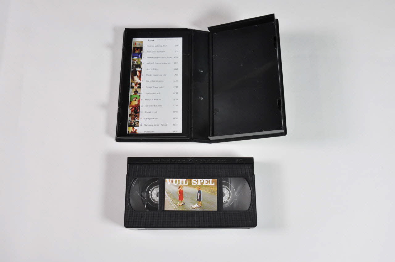 cassette vidéo "Vuil Spel" (sketchs de prévention pour les adolescents)  et brochure d'accompagnement 2004.118.13.1-2 Photo Mucem