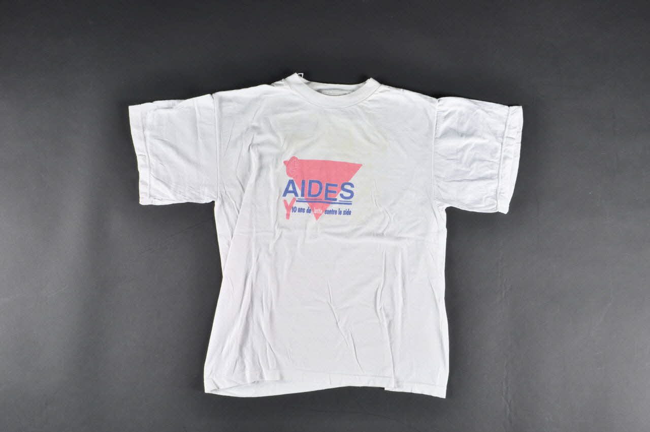 AIDES tee-shirt "AIDES Gay. 10 ans de lutte contre le sida" France 1995 2005.101.1 Photo Mucem