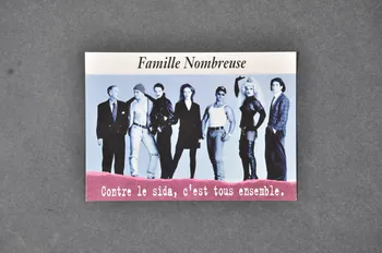 carte postale Famille nombreuse. Contre le sida, c'est tous ensemble" 2005.101.123 Photo Mucem