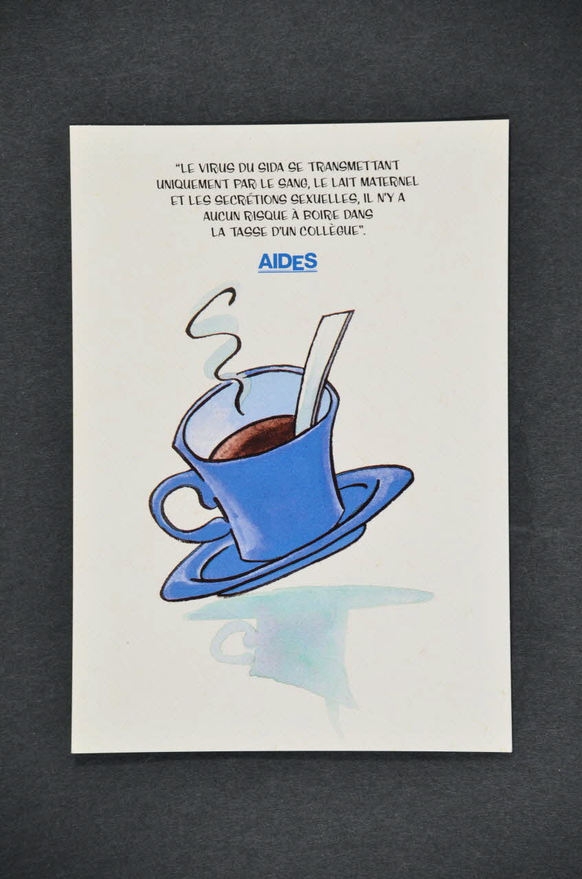 carte postale "Le virus du sida se transmettant uniquement par le sang, le lait maternel et les sécrétions sexuelles, il n'y a aucun risque à boire dans la tasse d'un collègue ?" / "Campagne VIH/Sida et milieu de travail" 2005.101.131 Photo Mucem