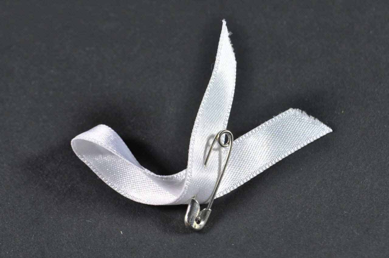 Joves Per La Igualtat I La Solidaritat Ruban blanc Ruban blanc pour la paix Espagne 2003 2003.102.29.1-2 Photo Mucem