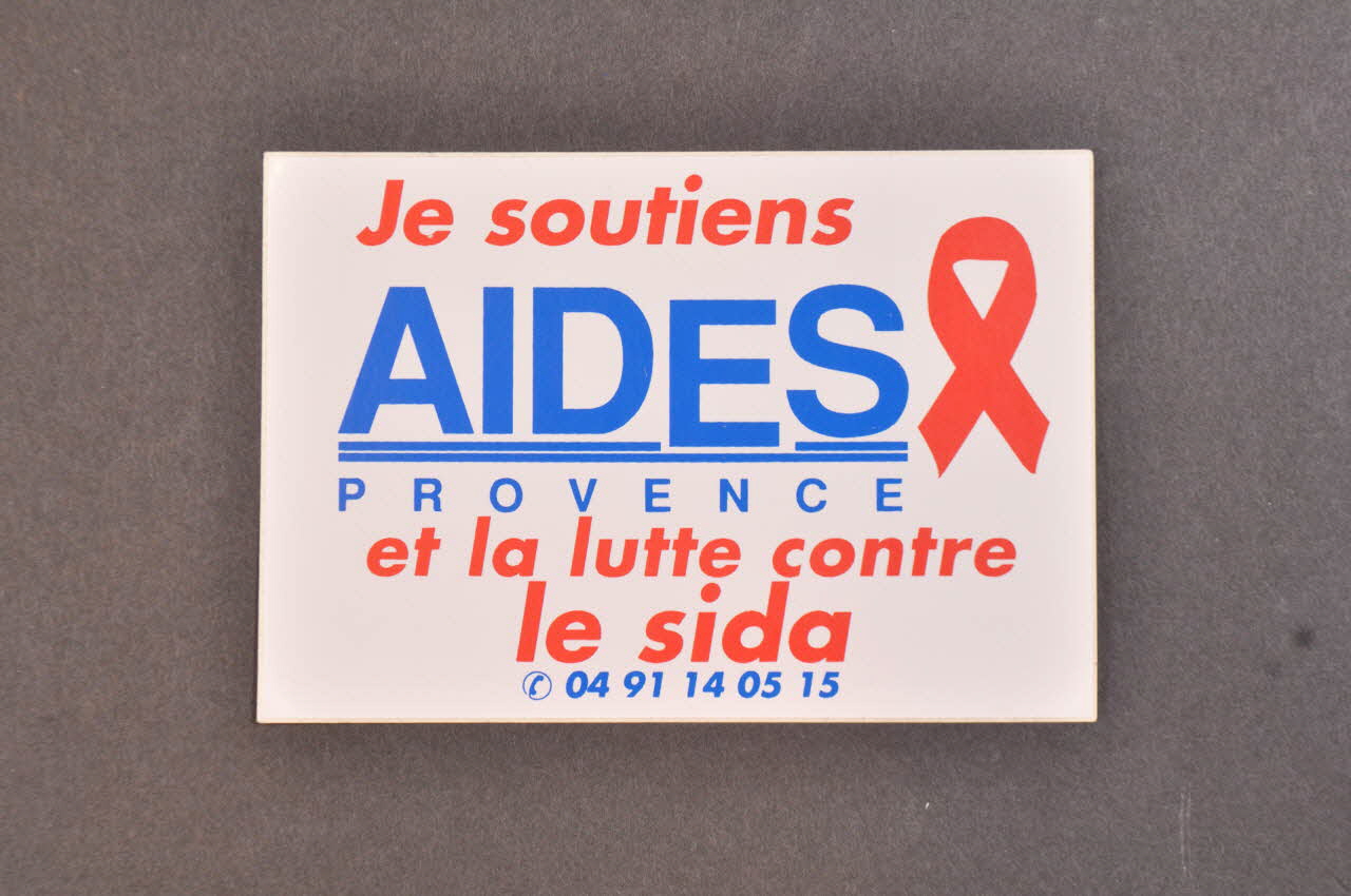 autocollant "Je soutiens AIDES Provence et la lutte contre le sida" 2005.101.85 Photo Mucem