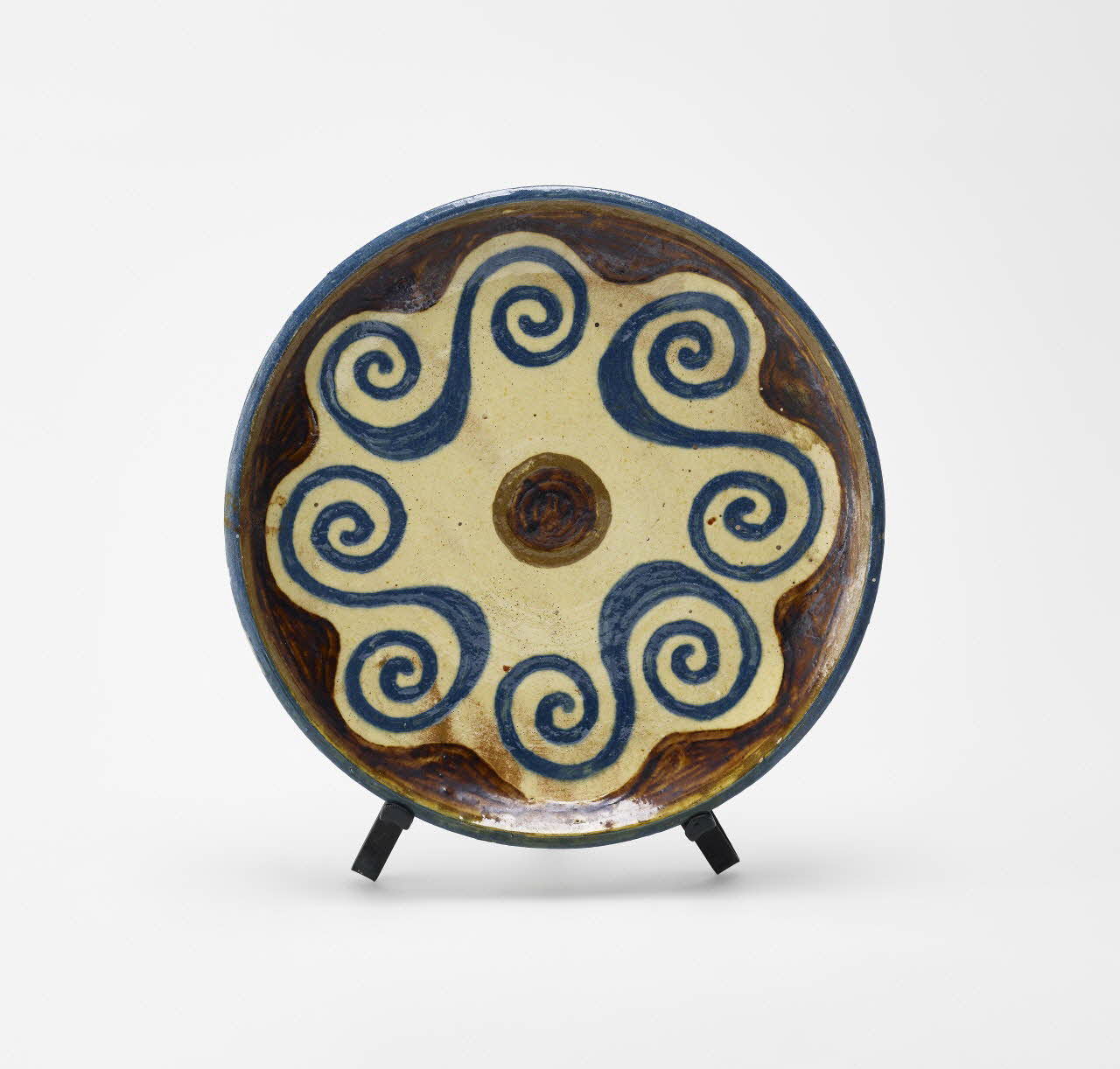 Aguilberte Dalban assiette plate Rhône-Alpes, France 1990 2024.17.15.1 Photo Mucem / Marianne Kuhn