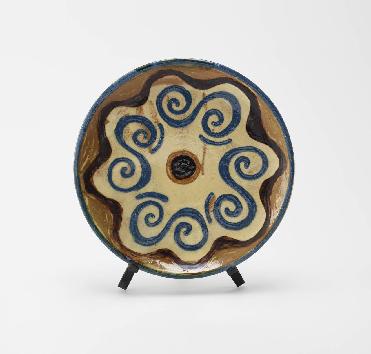 Aguilberte Dalban assiette plate Rhône-Alpes, France 1990 2024.17.15.2 Photo Mucem / Marianne Kuhn