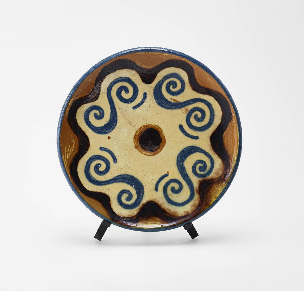 Aguilberte Dalban assiette plate Rhône-Alpes, France 1990 2024.17.15.3 Photo Mucem / Marianne Kuhn