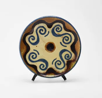 Aguilberte Dalban assiette plate Rhône-Alpes, France 1990 2024.17.15.3 Photo Mucem / Marianne Kuhn
