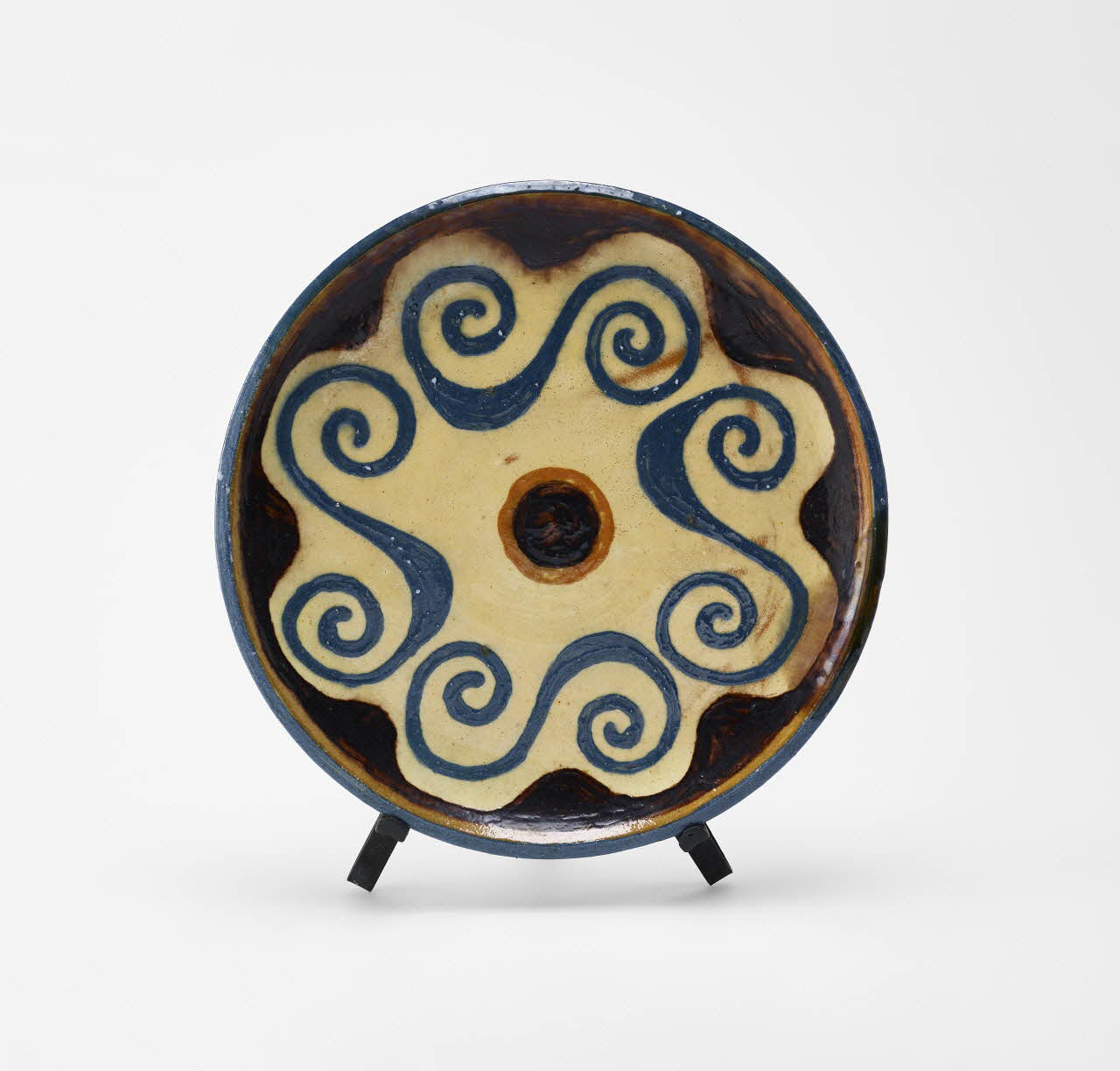 Aguilberte Dalban assiette plate Rhône-Alpes, France 1990 2024.17.15.4 Photo Mucem / Marianne Kuhn