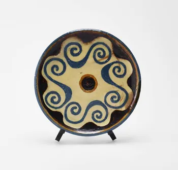 Aguilberte Dalban assiette plate Rhône-Alpes, France 1990 2024.17.15.4 Photo Mucem / Marianne Kuhn
