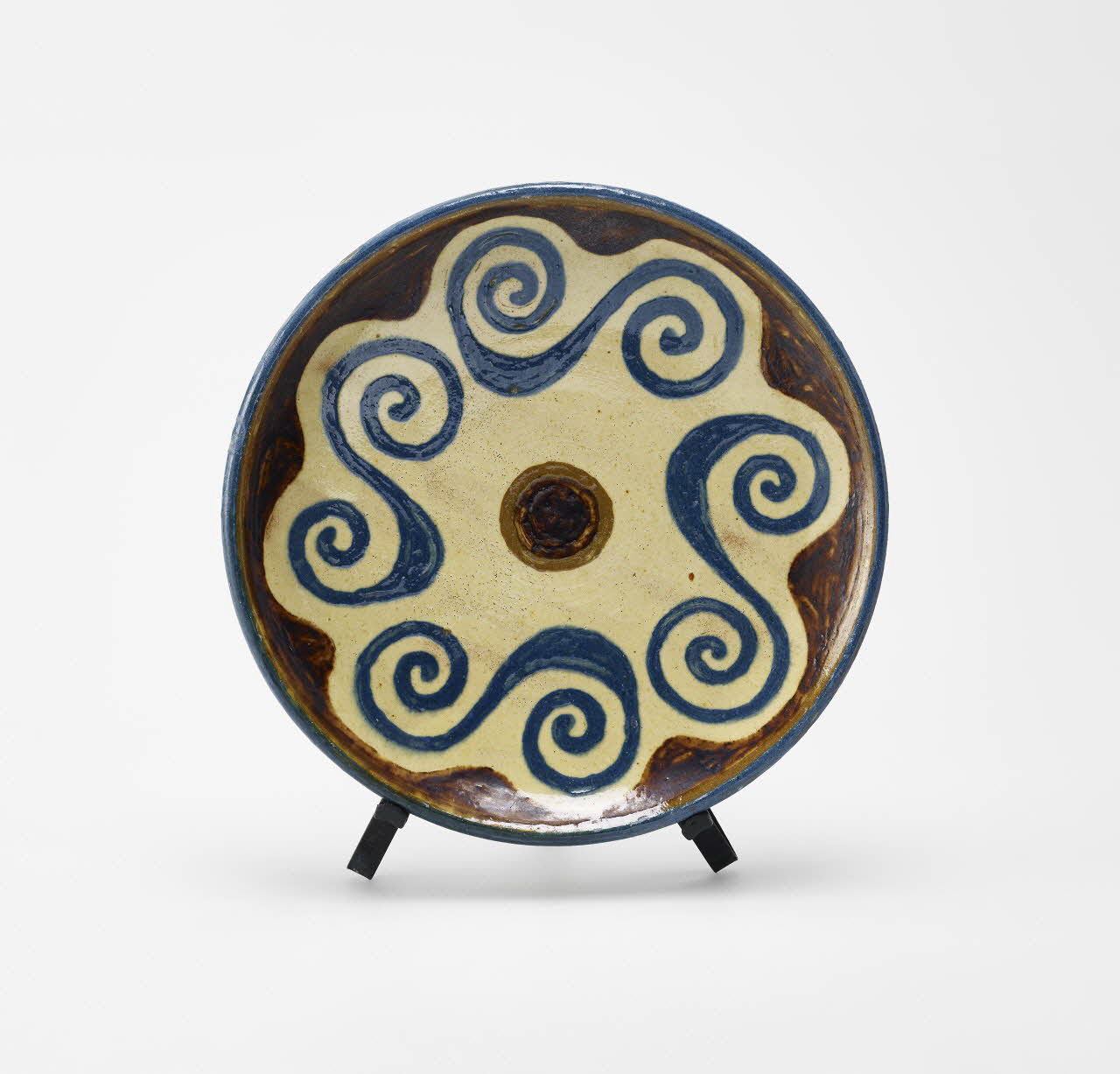 Aguilberte Dalban assiette plate Rhône-Alpes, France 1990 2024.17.15.5 Photo Mucem / Marianne Kuhn