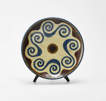 Aguilberte Dalban assiette plate Rhône-Alpes, France 1990 2024.17.15.5 Photo Mucem / Marianne Kuhn