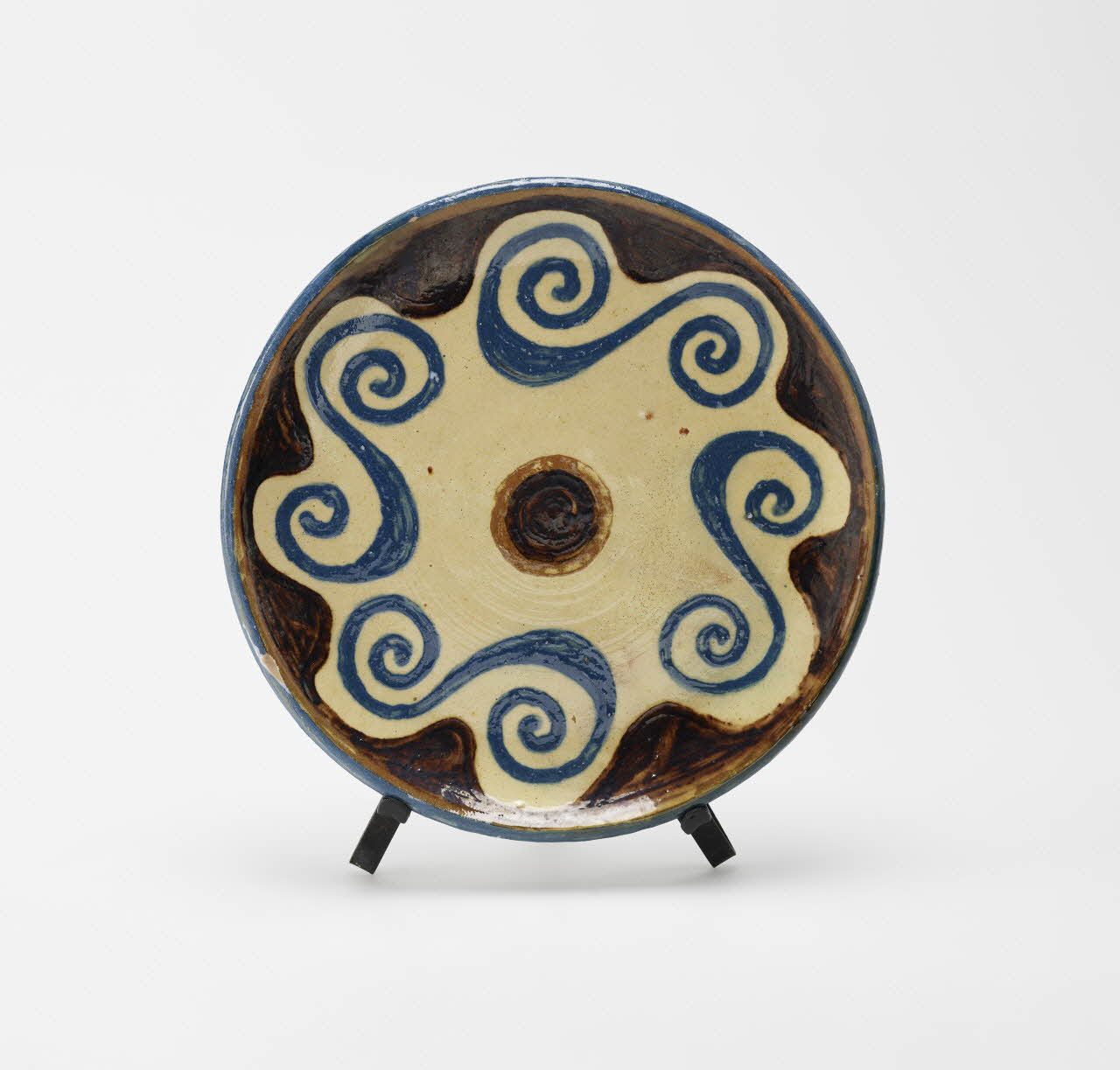 Aguilberte Dalban assiette plate Rhône-Alpes, France 1990 2024.17.15.6 Photo Mucem / Marianne Kuhn