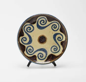 Aguilberte Dalban assiette plate Rhône-Alpes, France 1990 2024.17.15.6 Photo Mucem / Marianne Kuhn